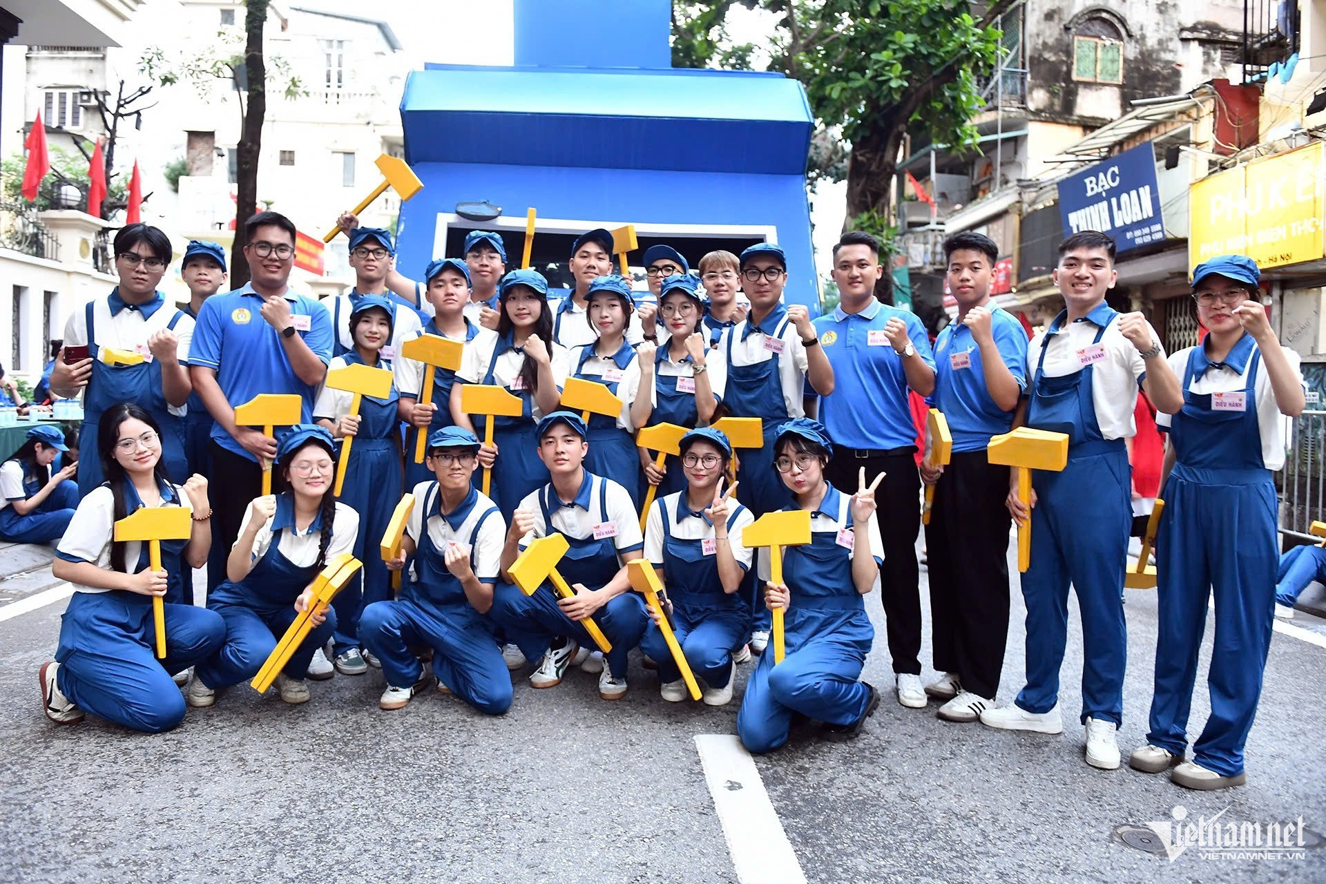 Khối diễu hành Công nhân - 1 trong 13 khối diễu hành quần chúng. Ảnh: Hoàng Hà
