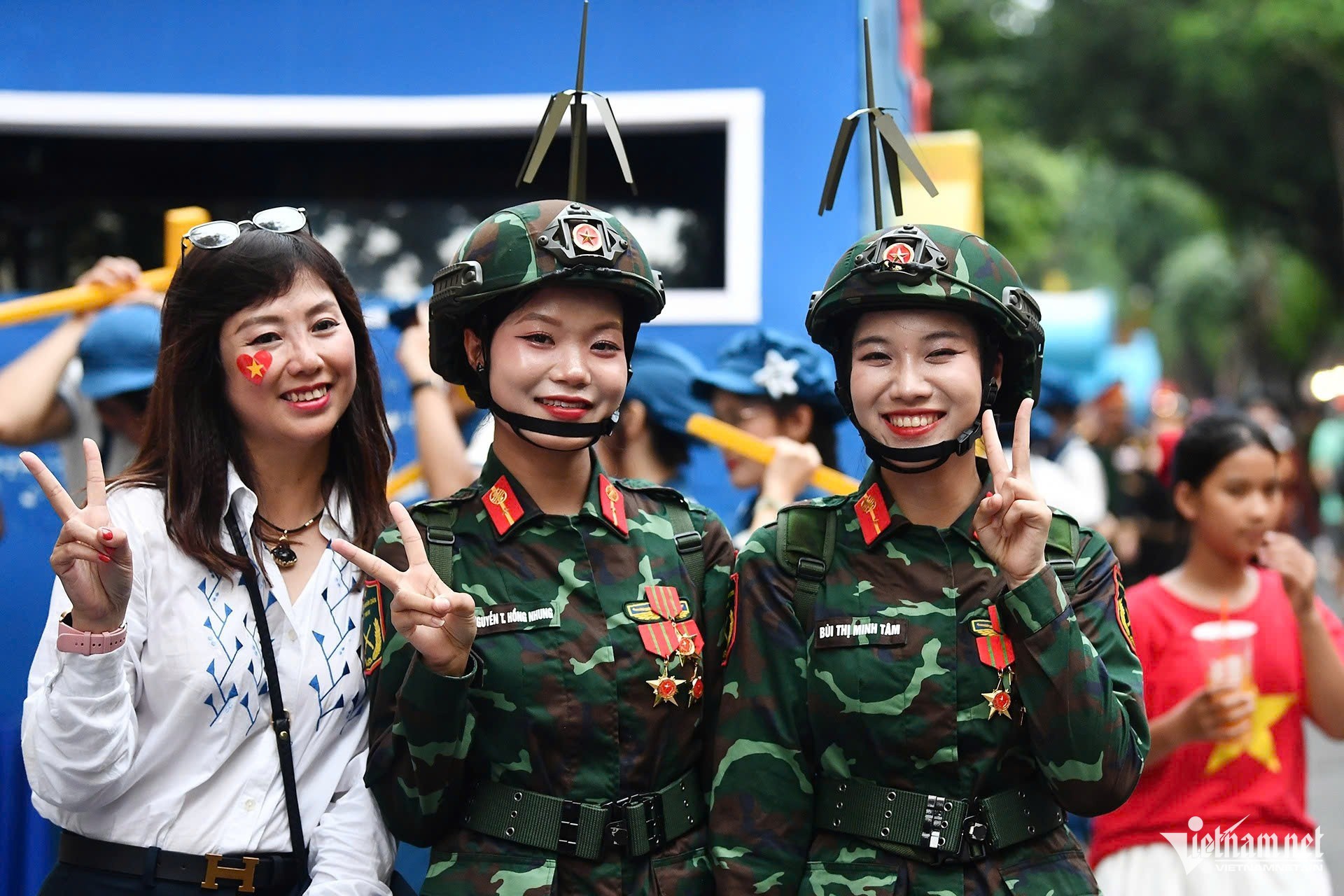 Các nữ chiến sĩ Thông tin chụp ảnh chung với người dân. Ảnh: Hoàng Hà