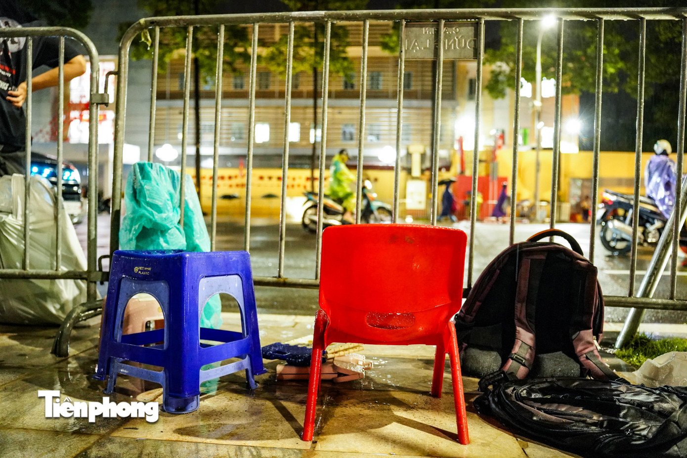 Người dân đội mưa cắm trại xuyên đêm chờ xem sơ duyệt diễu binh, diễu hành - 6