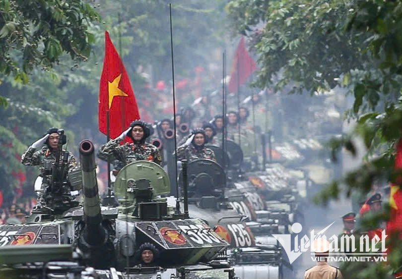 Dàn xe tăng hừng hực khí thế tiến về gần Quảng trường Ba Đình. Ảnh: Quyết Thắng