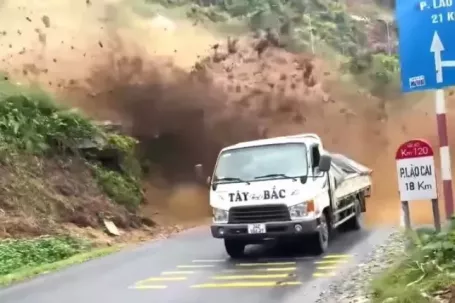 Kinh hãi giây phút tài xế ô tô lao qua khu vực núi đang lở ở Sa Pa