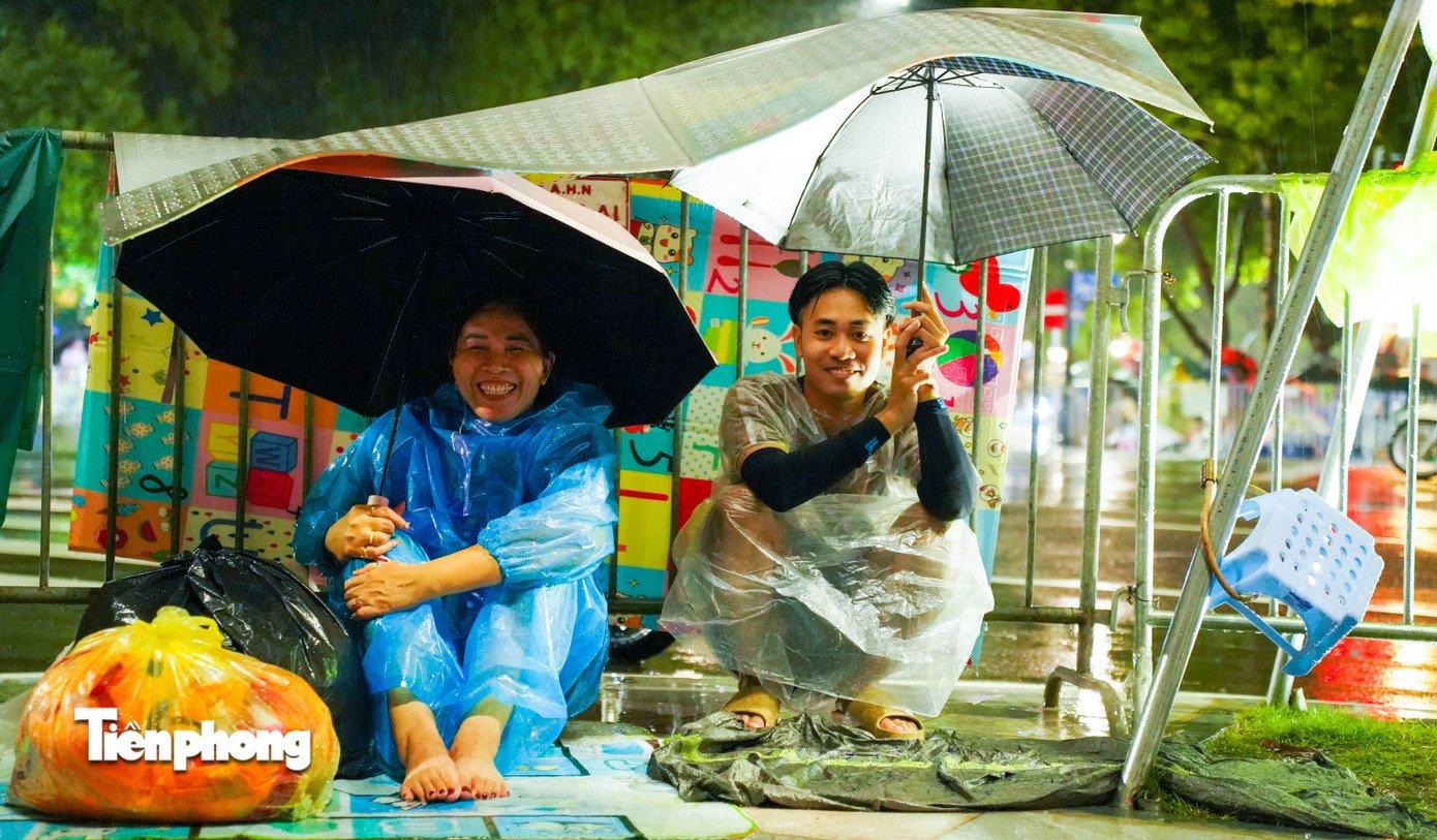 Người dân đội mưa cắm trại xuyên đêm chờ xem sơ duyệt diễu binh, diễu hành - 10