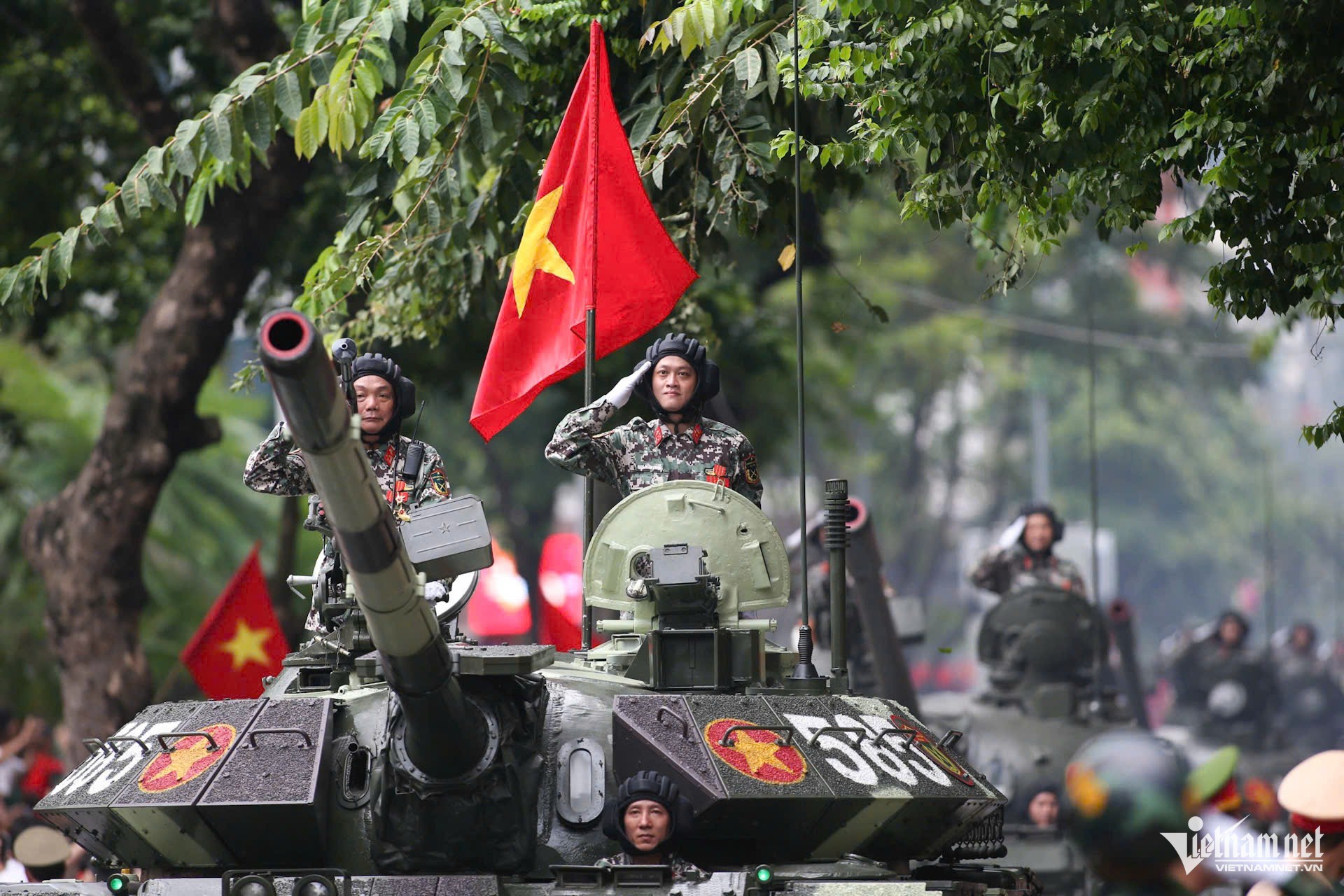 Dàn xe tăng T54B và T55, T90S, T62 nối đuôi nhau trên phố Cửa Bắc. Ảnh: Quyết Thắng