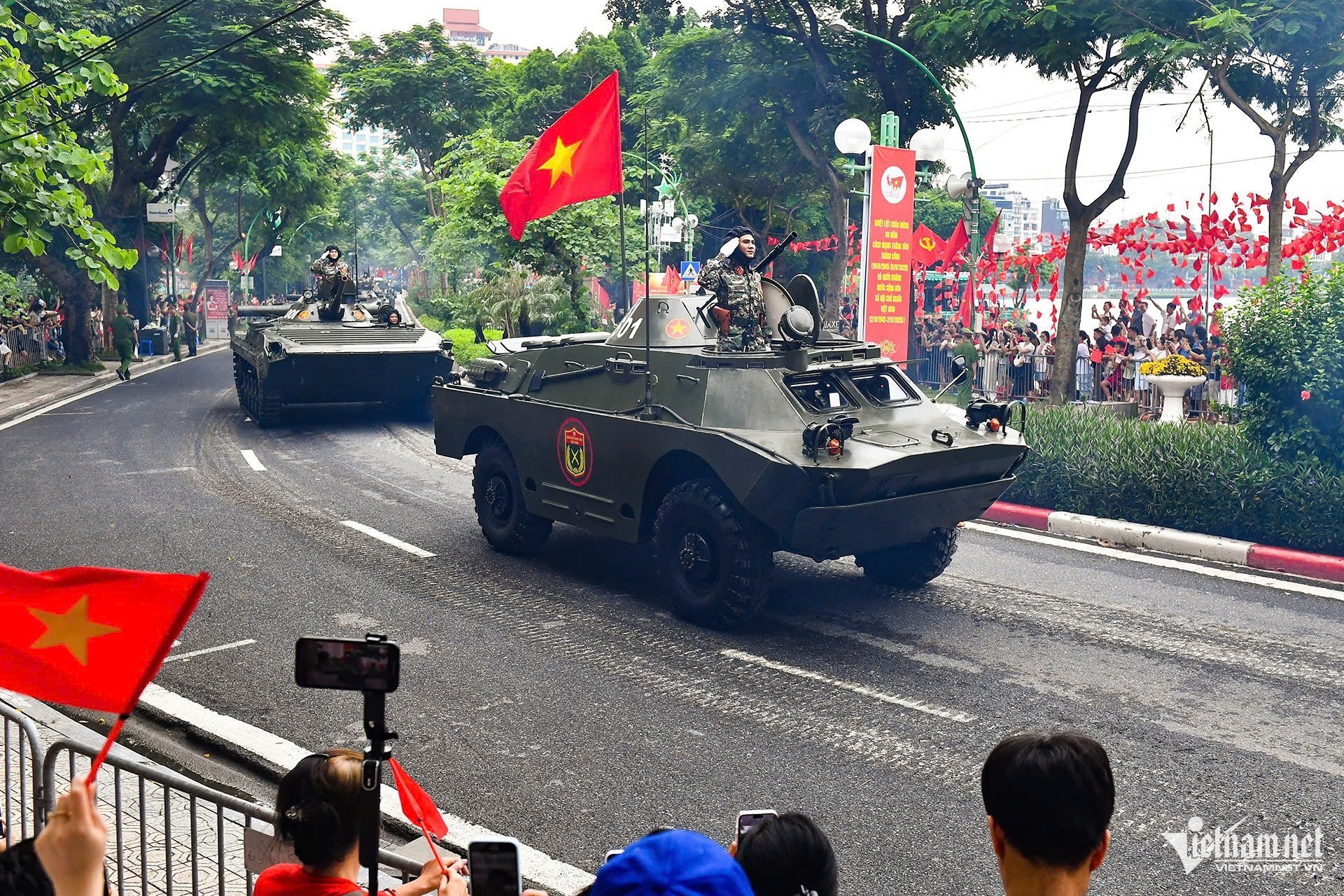 Theo sau là các xe chiến đấu bộ binh BMP-1 và BMP2. Ảnh: Hoàng Hà