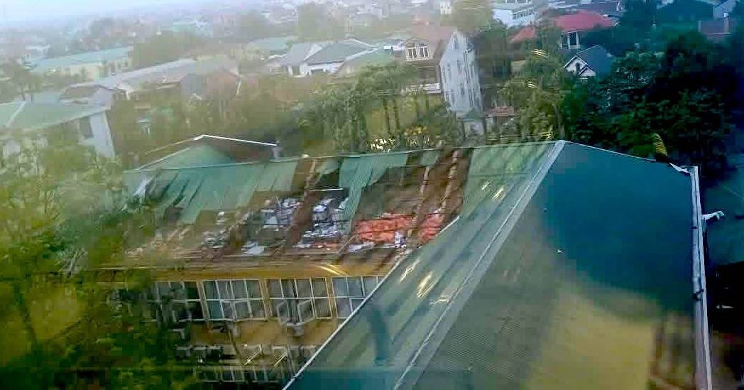 Nhiều bệnh viện ở Nghệ An tan hoang sau bão - 18