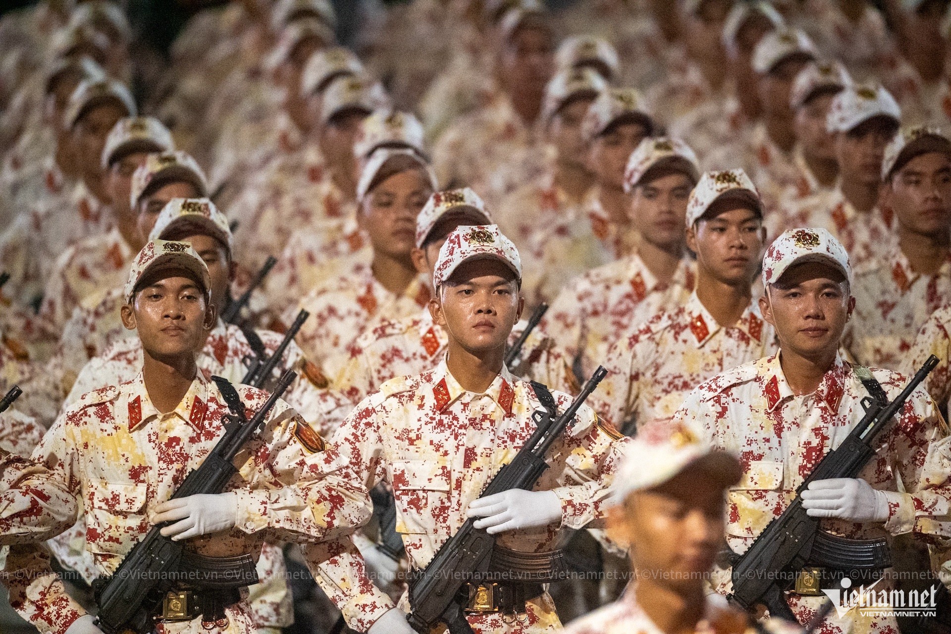 Khối nam sĩ quan An ninh mạng và phòng chống tội phạm sử dụng công nghệ cao. Ảnh: Thế Bằng