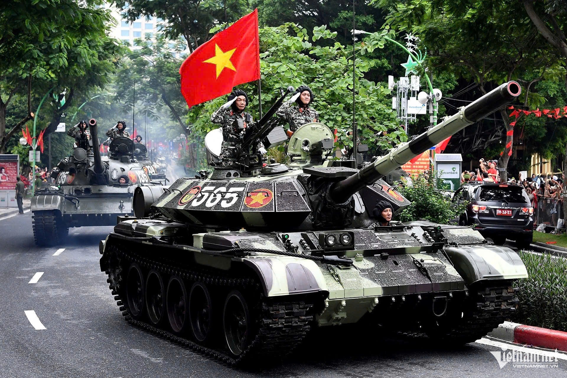 Đoàn xe tăng đi qua đường Thanh Niên. Ảnh: Hoàng Hà