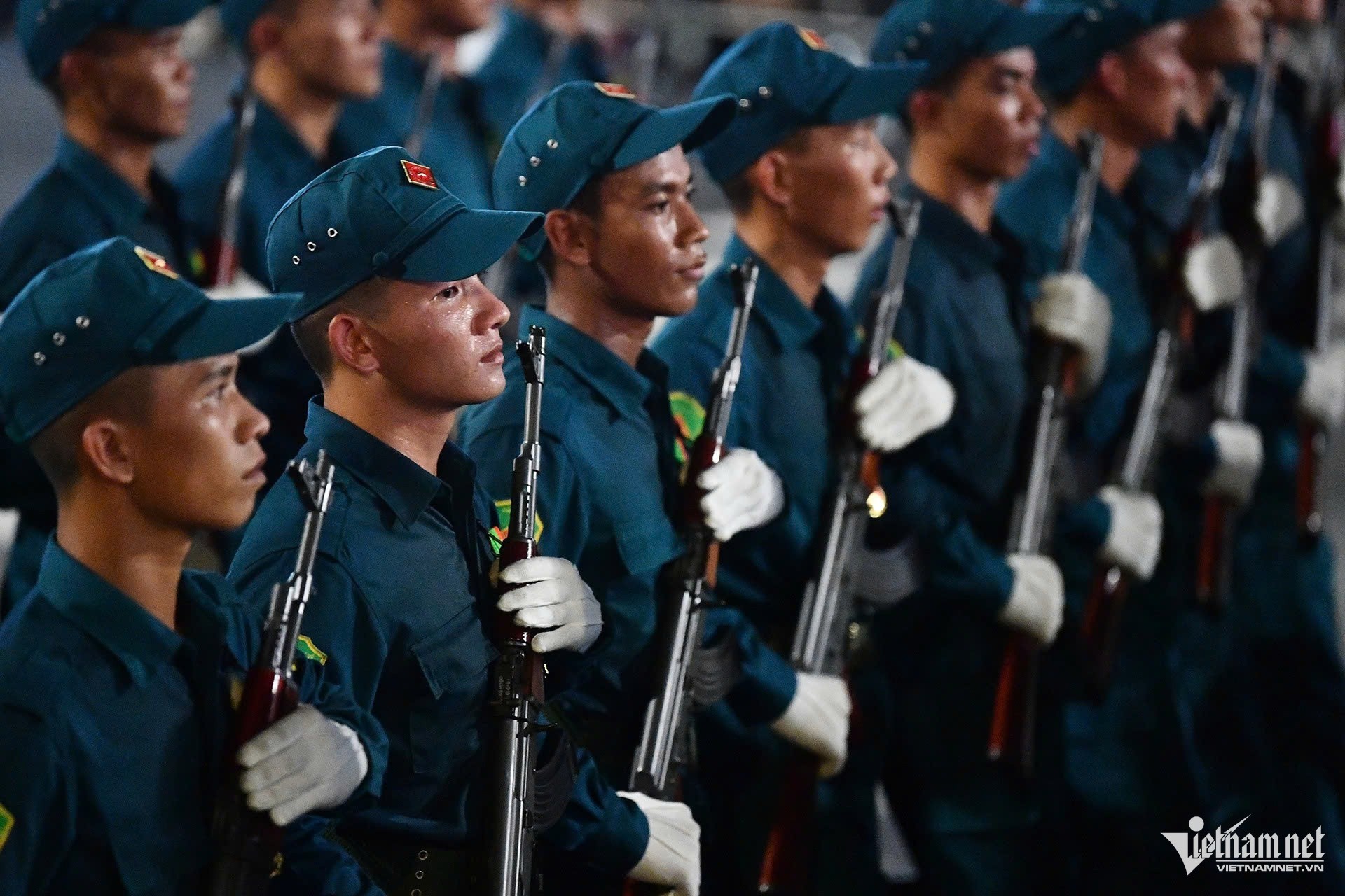 Khối nam dân quân tự vệ. Ảnh: Hoàng Hà