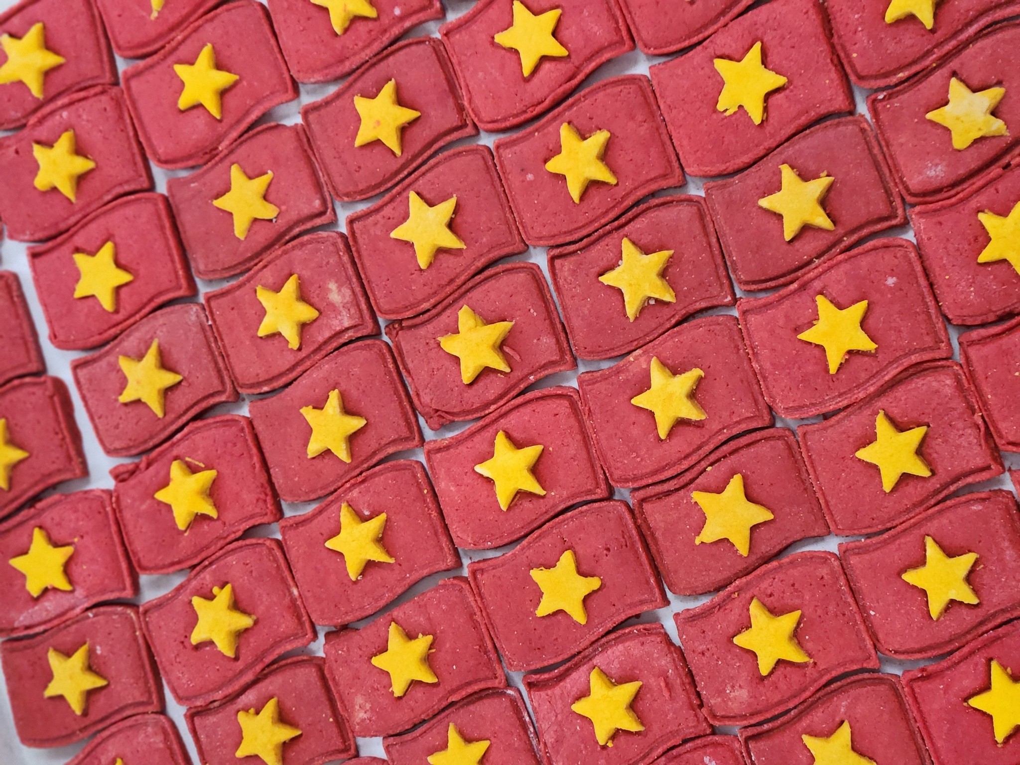 Cách làm cookie cờ đỏ sao vàng, món quà tặng ý nghĩa dịp Quốc khánh 2/9 - 1