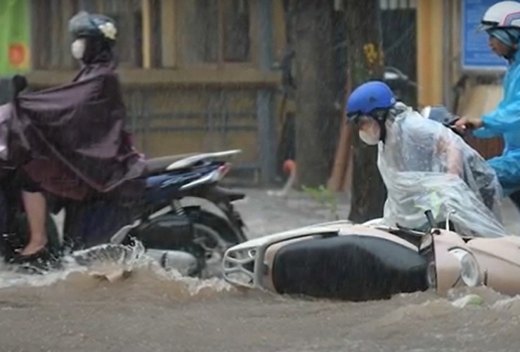 Cách trị bệnh nước vào pô xe máy mùa mưa lũ, tránh chết máy - 1