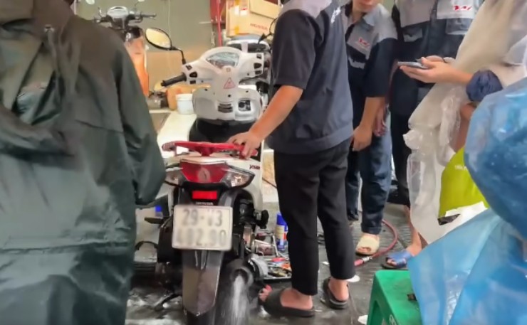 Cách trị bệnh nước vào pô xe máy mùa mưa lũ, tránh chết máy - 2