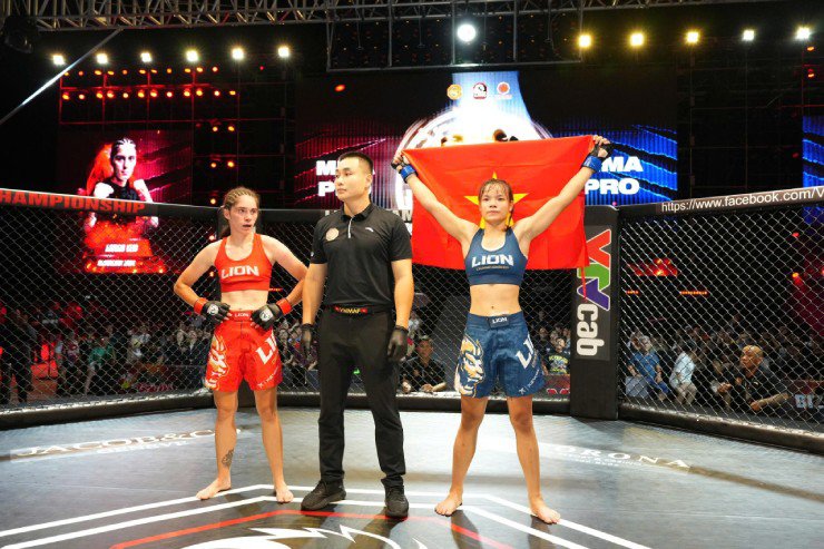 Trà My (quần xanh) được nhiều người ca ngợi 