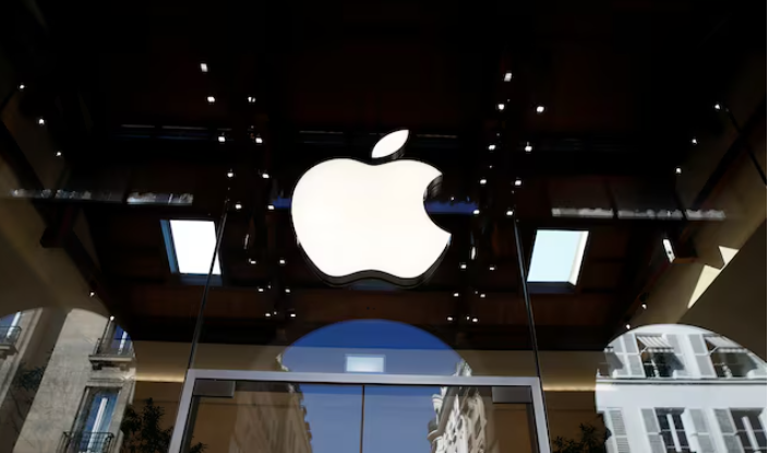 Logo của Apple được chụp tại một cửa hàng Apple ở Paris, Pháp ngày 17/9/2021.&nbsp;