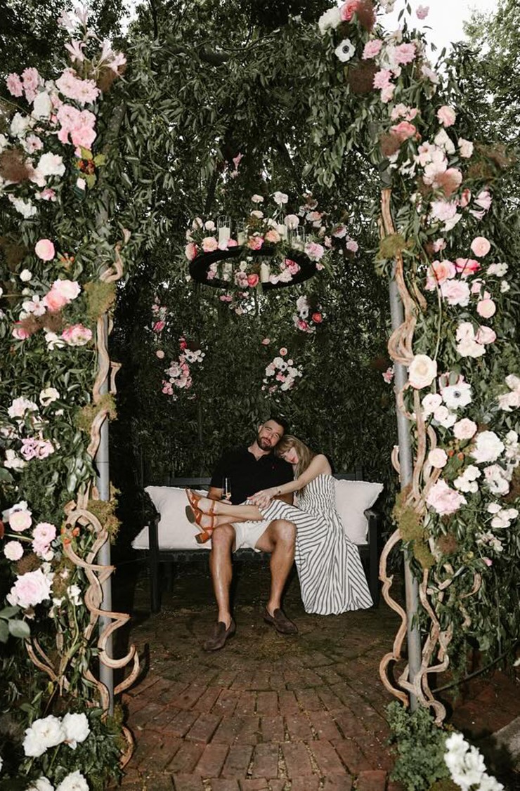 Ngôi sao bóng bầu dục Kelce cầu hôn Taylor Swift dậy sóng thể thao thế giới - 8