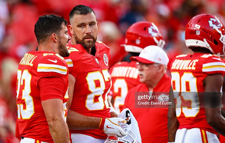 Travis Kelce dấy tin đồn giải nghệ sau màn cầu hôn bạn gái nổi tiếng