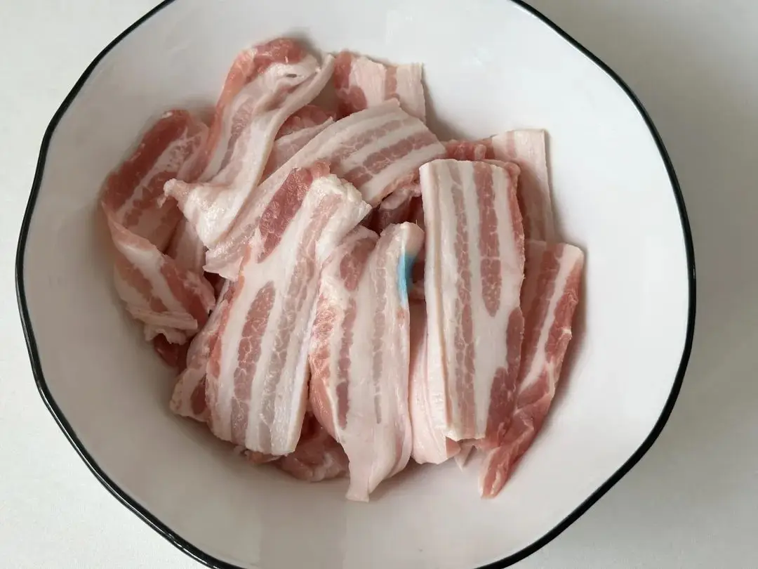 Thịt ba chỉ rửa sạch, thái lát mỏng. Nên chọn phần thịt nạc mỡ xen kẽ để khi hấp có độ mềm, thơm béo vừa phải.
