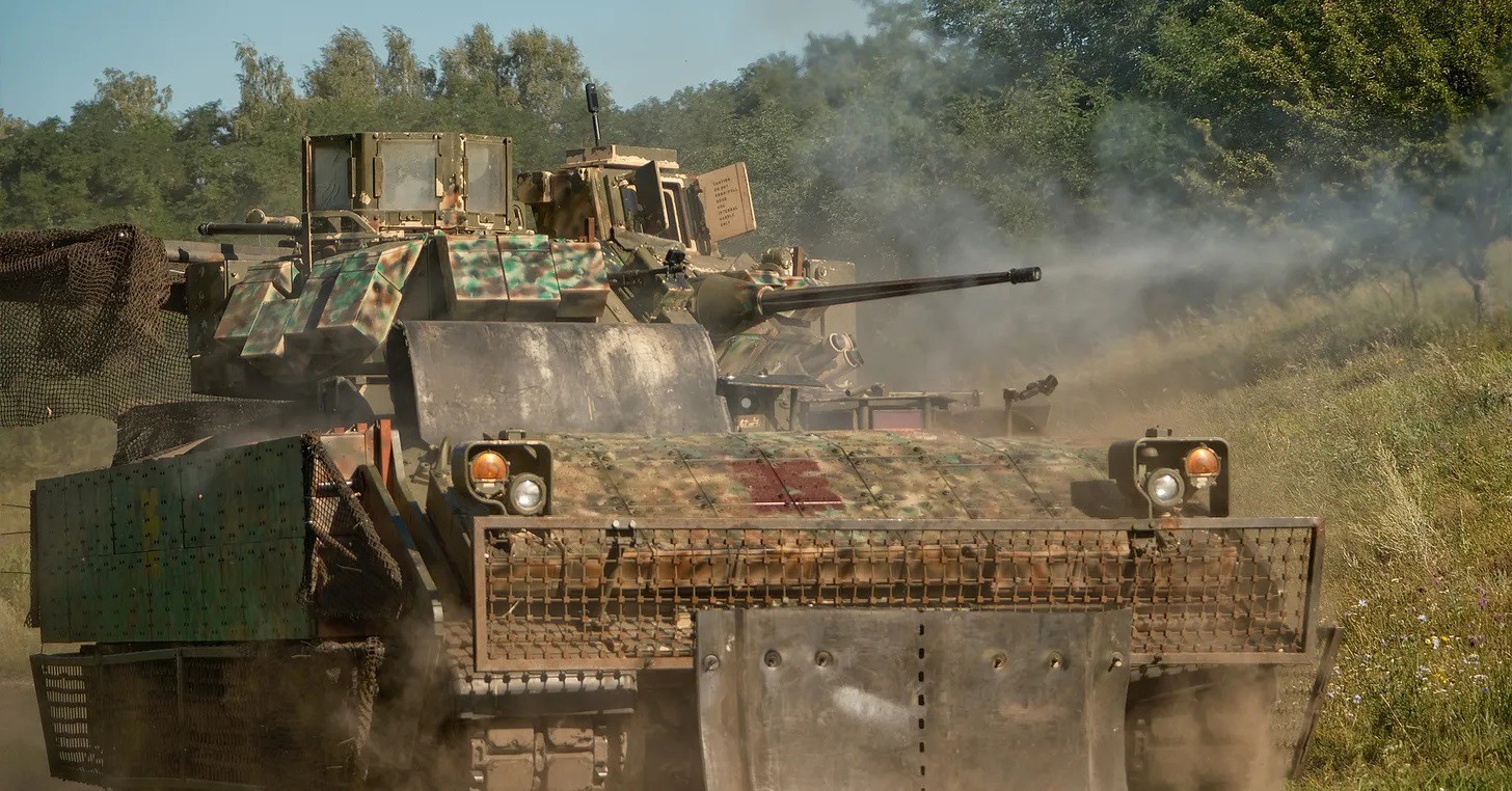 Một chiếc M2 Bradley được quân đội Ukraine gia cố thêm các lớp bảo vệ. Ảnh: Euromaidan Press.