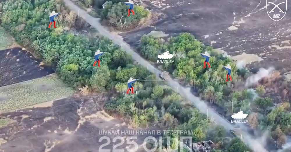 Xe bọc thép M2 Bradley của Ukraine cận chiến với lực lượng Nga ở hai bên hàng cây. Ảnh chụp màn hình video.