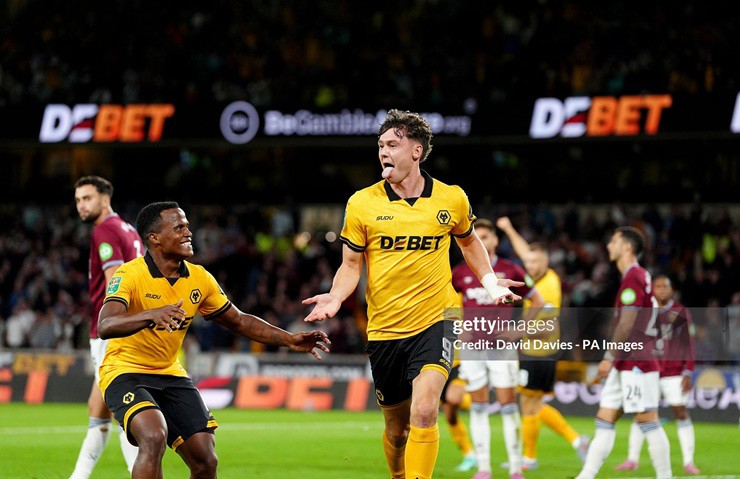 Strand Larsen tỏa sáng ghi liền hai bàn trong vòng 3 phút