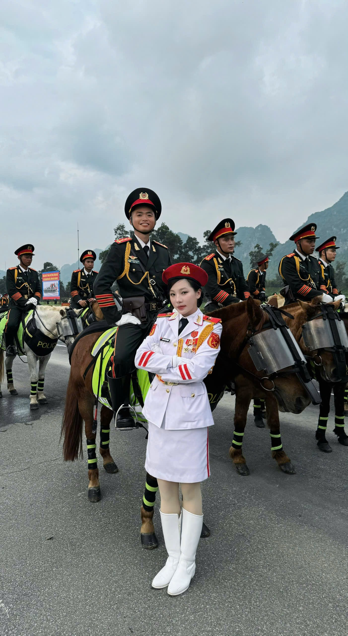 Nữ chiến sỹ khối "hoa hậu" mang trống 10kg diễu binh - 1