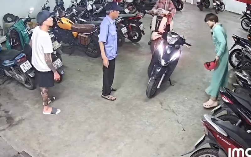 Cô gái va chạm với thanh niên xăm trổ khi bị buông lời chòng ghẹo. Ảnh cắt từ clip 