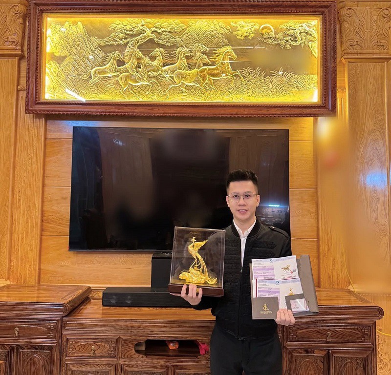 Không chỉ khoe kim cương, siêu xe và đồng hồ hàng hiệu, Trường còn khoe loạt sản phẩm bằng vàng nguyên khối giá trị. (Ảnh: Facebook nhân vật).