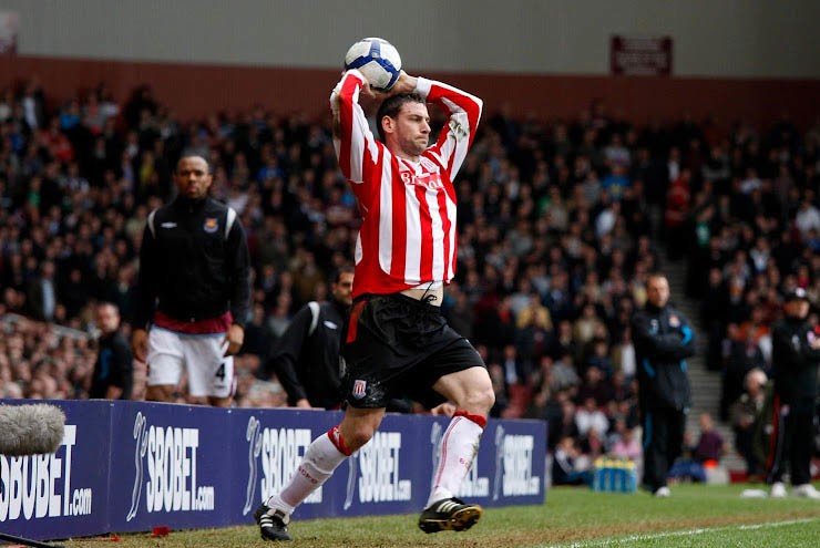 Stoke City từng khiến cả Premier League run sợ bởi tuyệt kỹ ném biên dài