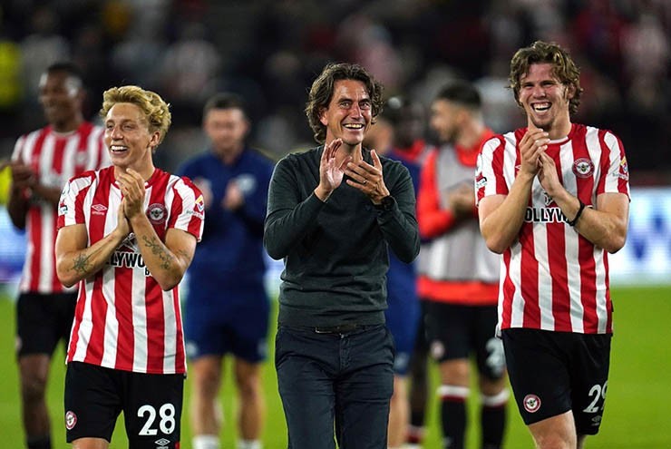 HLV Thomas Frank (áo đen) là phiên bản nâng cấp của Tony Pulis?