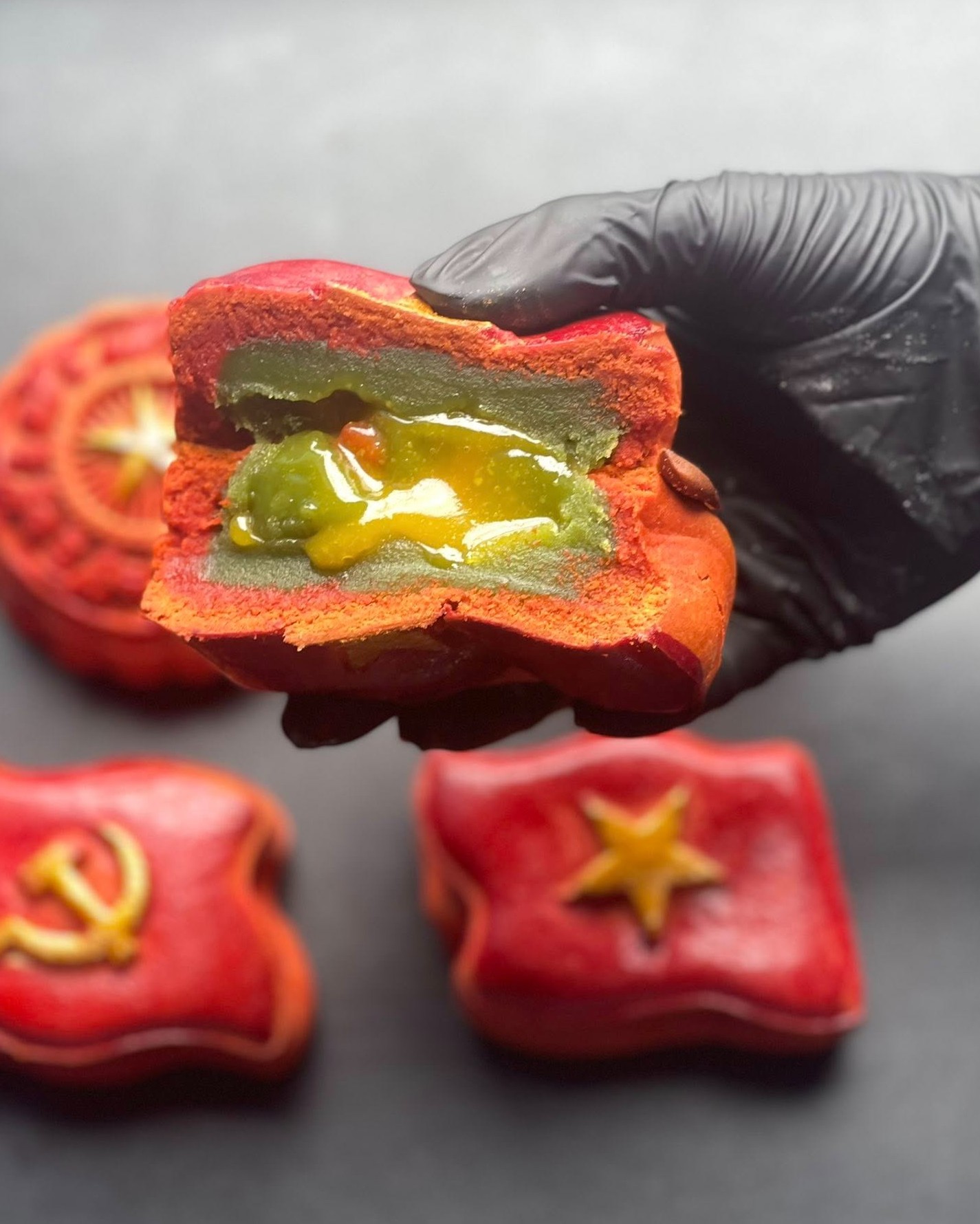 Bánh Trung thu “cờ đỏ sao vàng” hút khách, giá bán từ 80.000 - 150.000 đồng/chiếc tùy kích cỡ và loại nhân. Ảnh: Thanh Huyền.