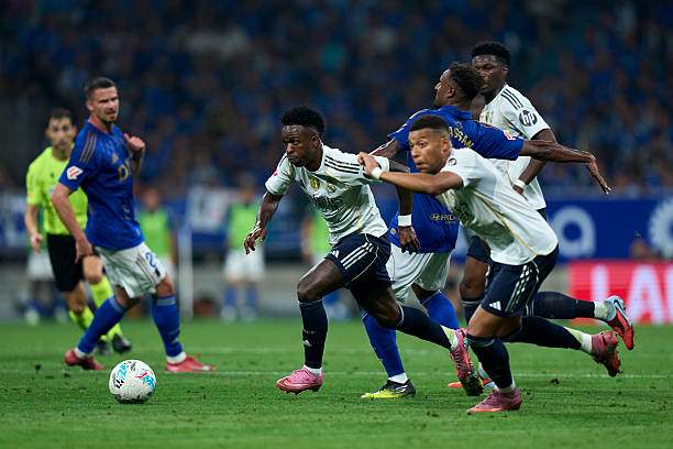 Hàng công Real Madrid ghi cả 3 bàn trước Oviedo sau khi cướp bóng của đối phương