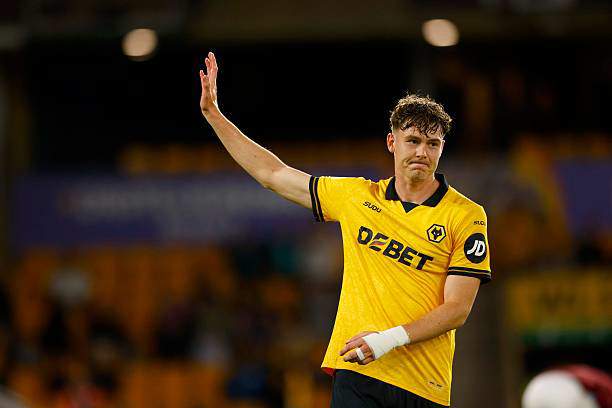 Jorgen Strand Larsen vào sân từ ghế dự bị và ghi cú đúp giúp Wolves vượt qua West Ham ở League Cup