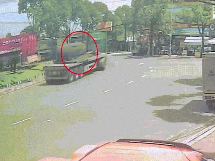 CLIP: Kinh hoàng cảnh 2 cuộn tôn nặng hàng tấn rơi xuống đường phố TP HCM