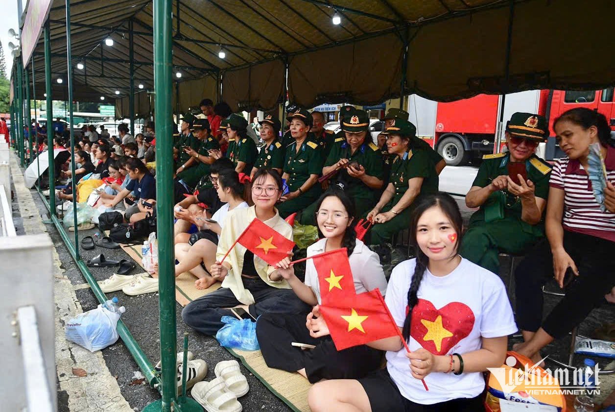 Khu vực nhà bạt trước cửa ga Hà Nội chật kín người dân. Ảnh: Nguyễn Huế