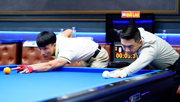 Nguyễn Minh Vũ (áo trắng) bất ngờ vượt qua Trần Thanh Lực