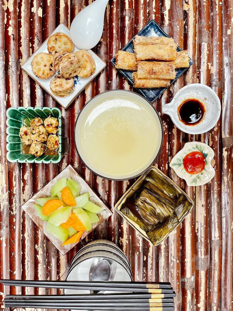 Chả nem - Củ sen nhồi thịt - Thịt viên sốt chua ngọt - Bánh bột lọc - Rau củ luộc