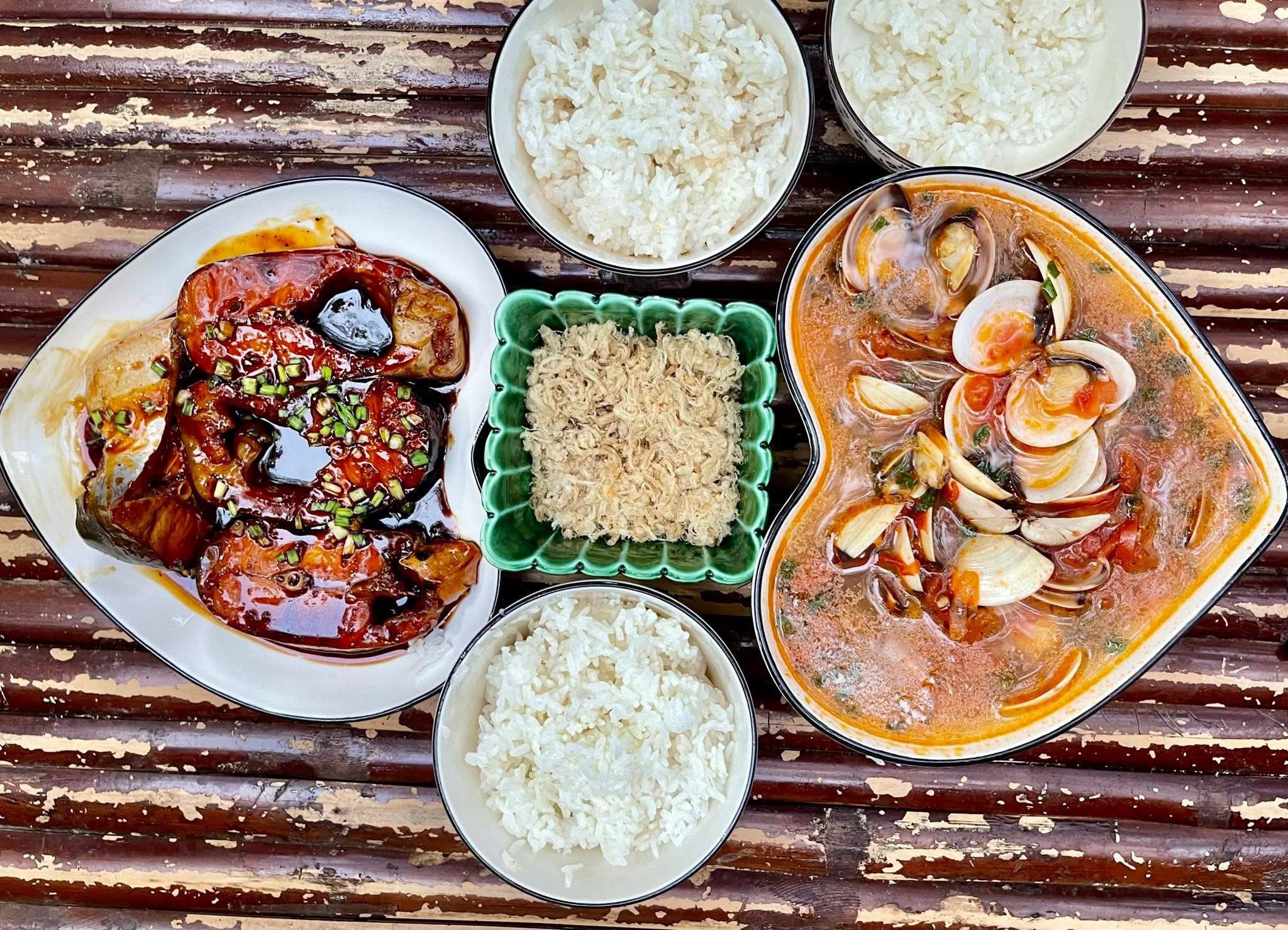 Cá kho - Canh chua ngao - Ruốc bông