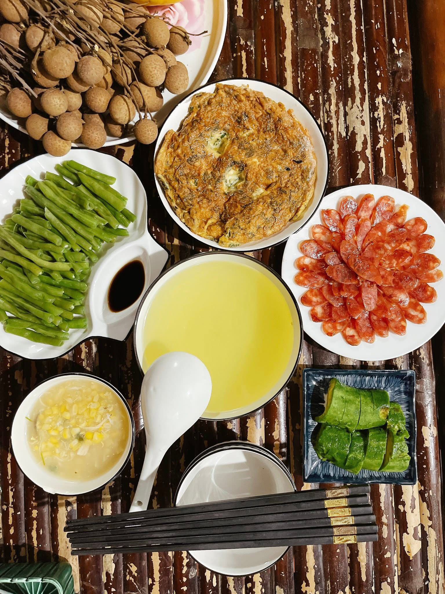 Trứng rán - Lạp xưởng - Đậu luộc - Nhãn - Bơ