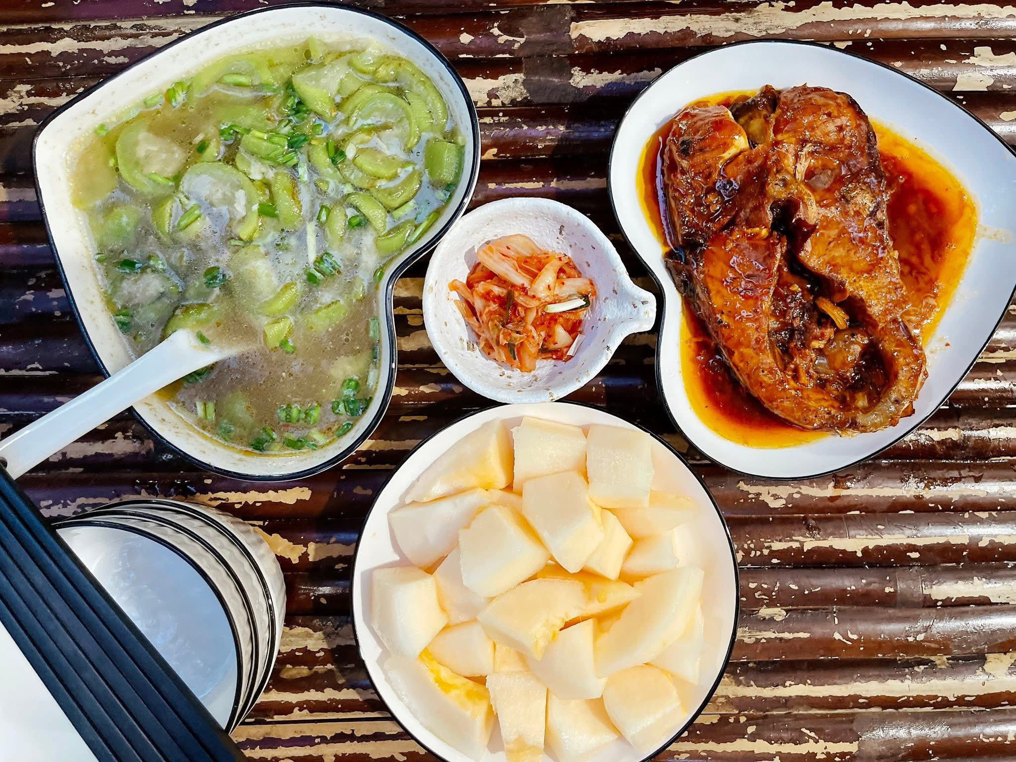 Cá kho - Canh mướp - Kim chi - Dưa