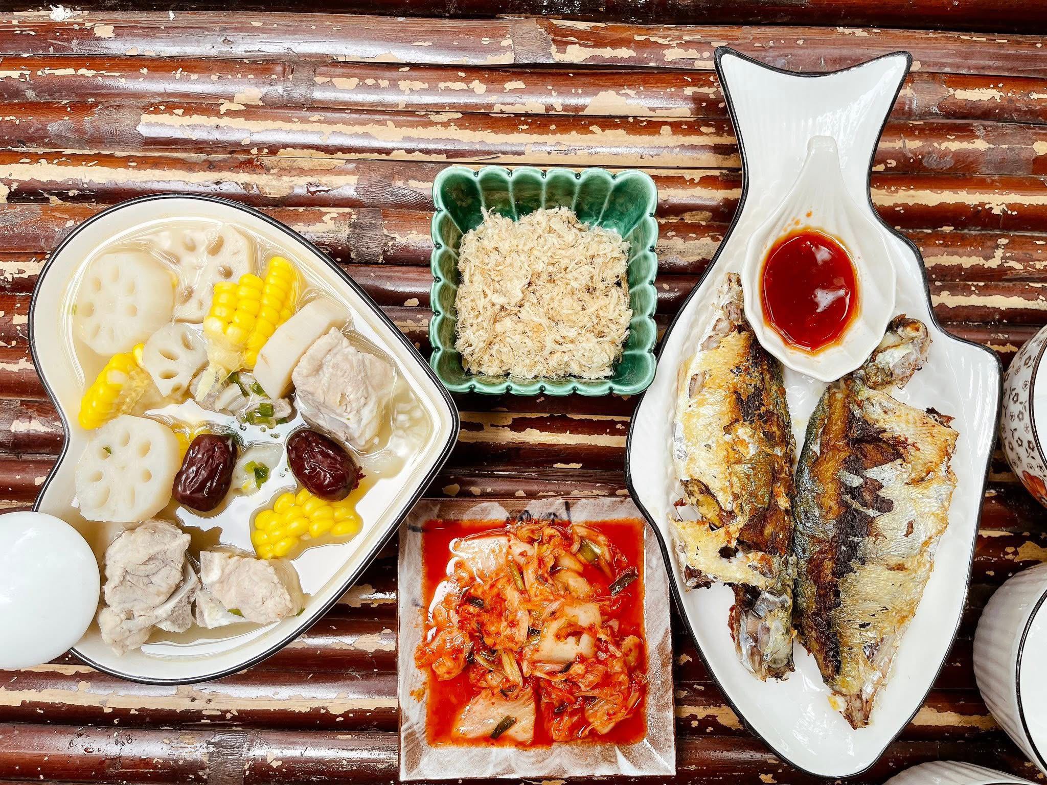 Canh xương củ sen - Cá rán - Kim chi - Ruốc bông