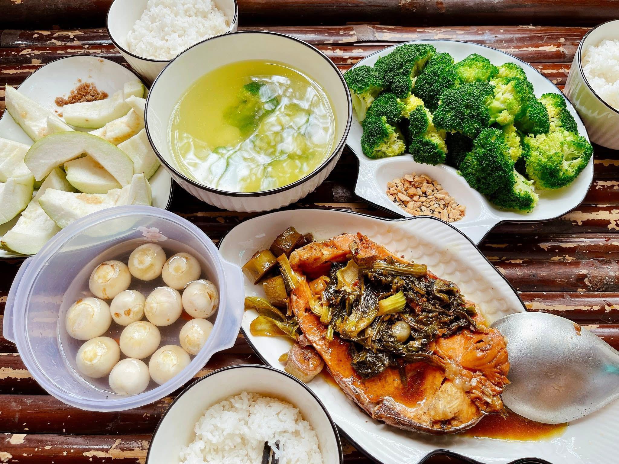 Cá kho - Cà muối - Súp lơ luộc chấm muối lạc vừng - Ổi