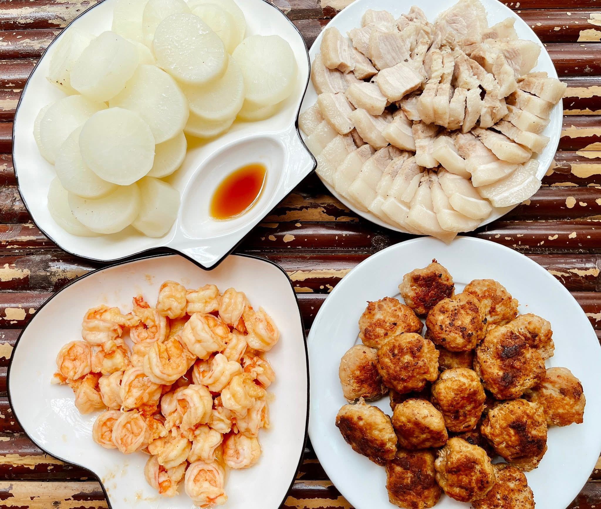 Thịt luộc - Tôm rim - Chả rán - Củ cải luộc