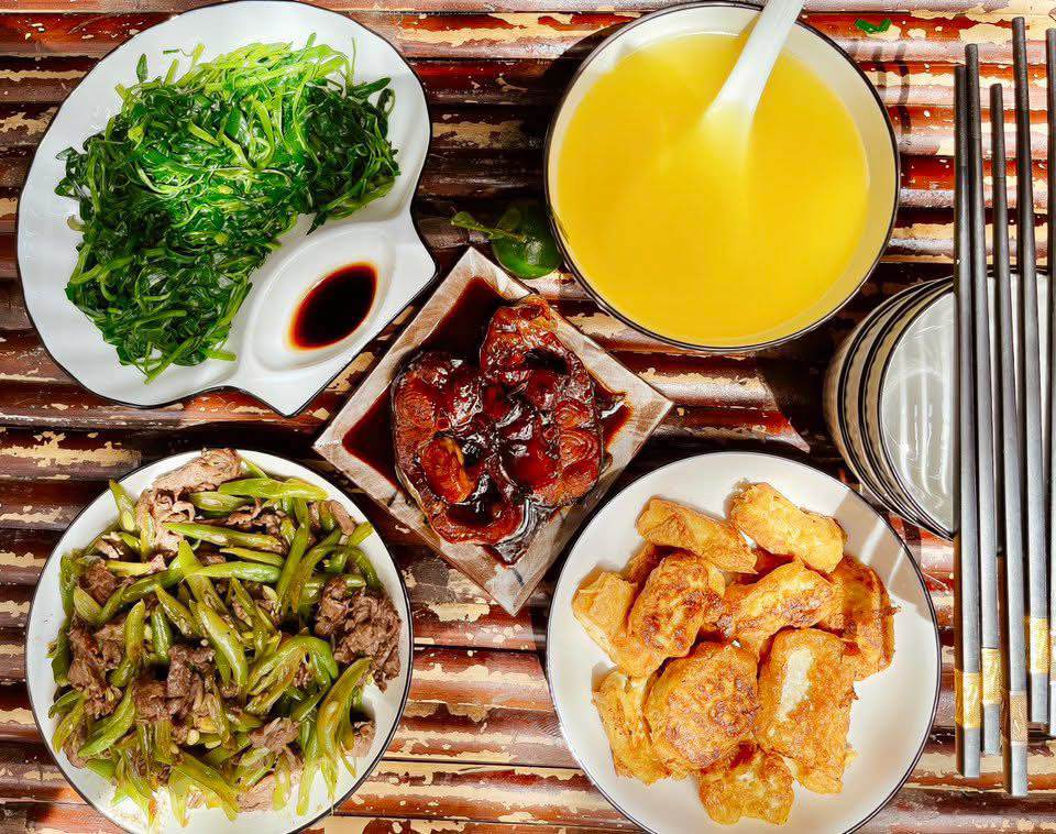 Rau muống luộc - Đậu rán - Cá kho - Thịt bò xào đậu