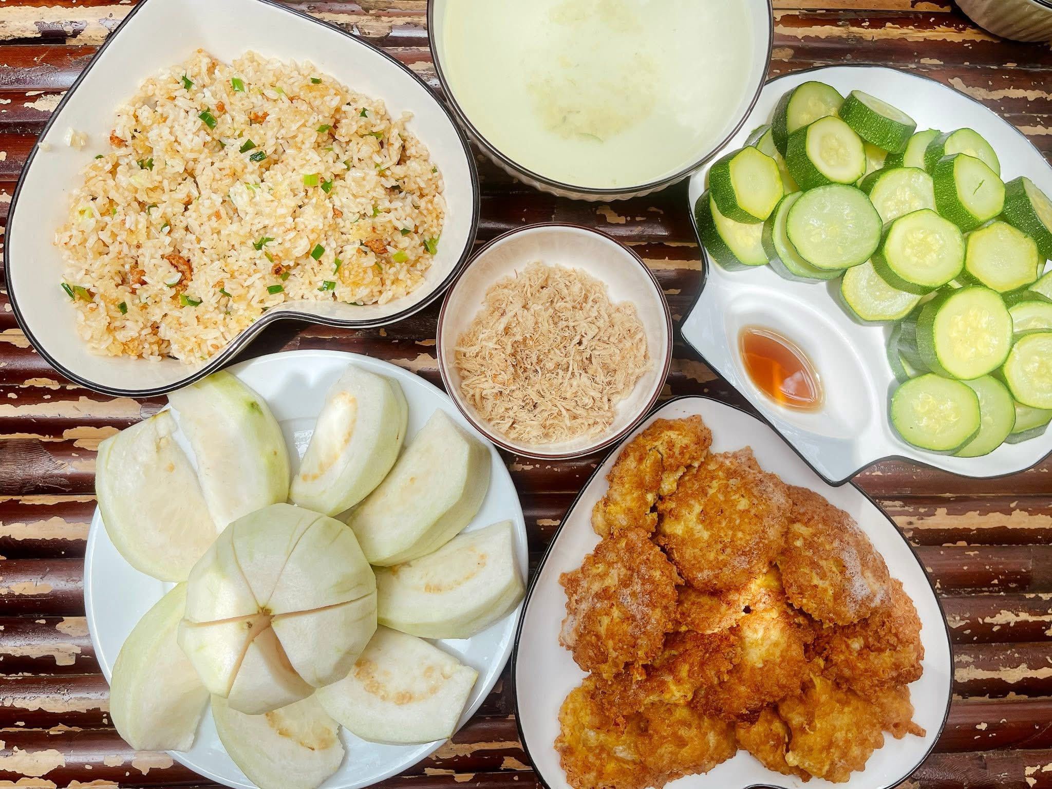 Trứng đúc thịt - Bí ngòi luộc - Cơm rang - Ruốc bông - Ổi