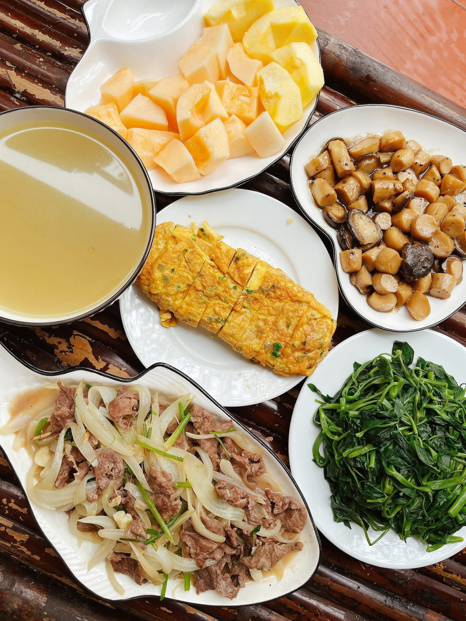 Nấm kho tiêu - Thịt bò xào hành tây - Trứng rán - Rau muống luộc - Dưa