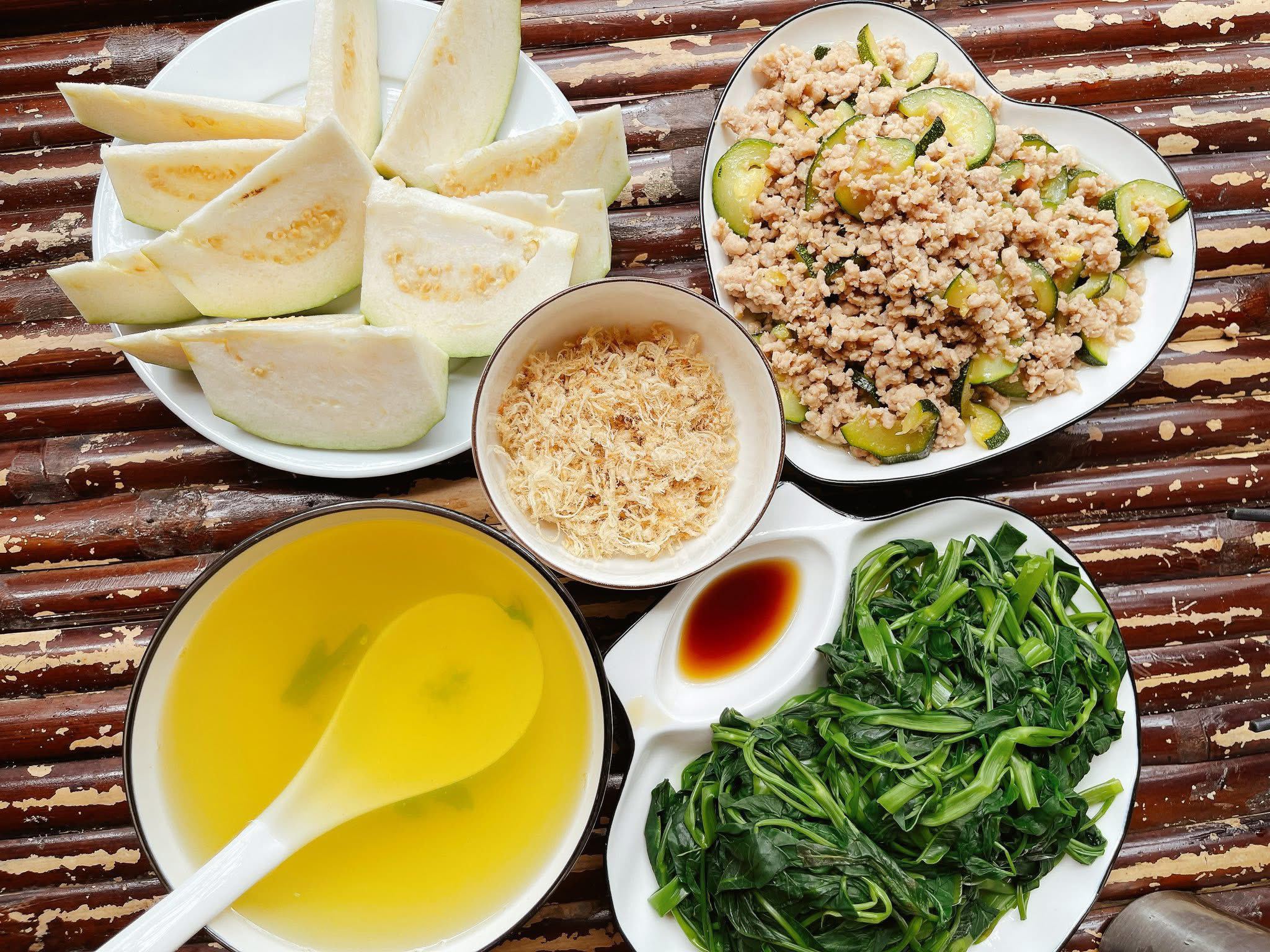 Thịt băm xào bí ngòi - Rau muống luộc - Ruốc bông - Ổi