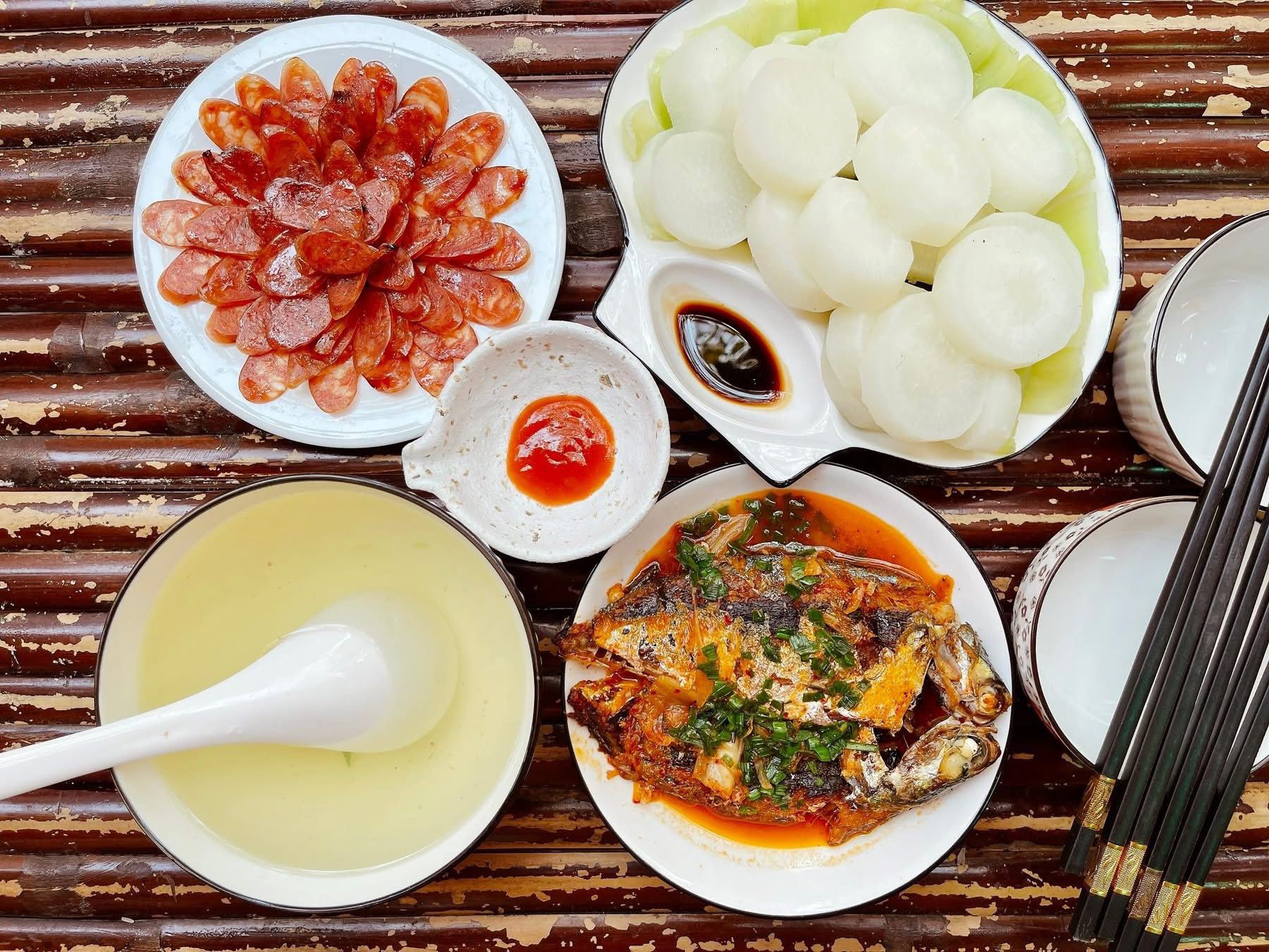 Cá sốt cà chua - Củ cải luôc - Lạp xưởng