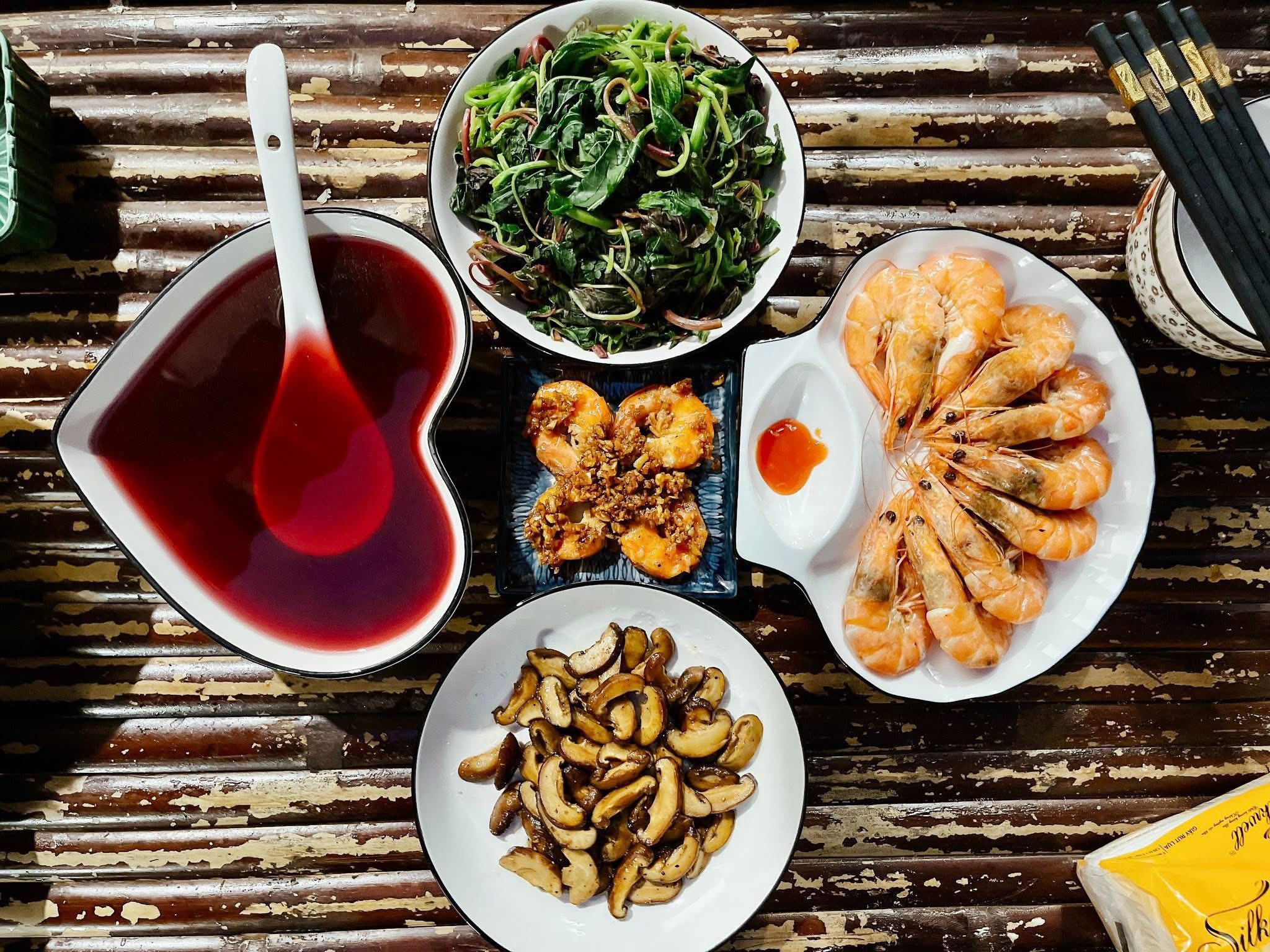 Tôm hấp - Tôm rim tỏi - Nấm đông cô xào - Rau dền luộc