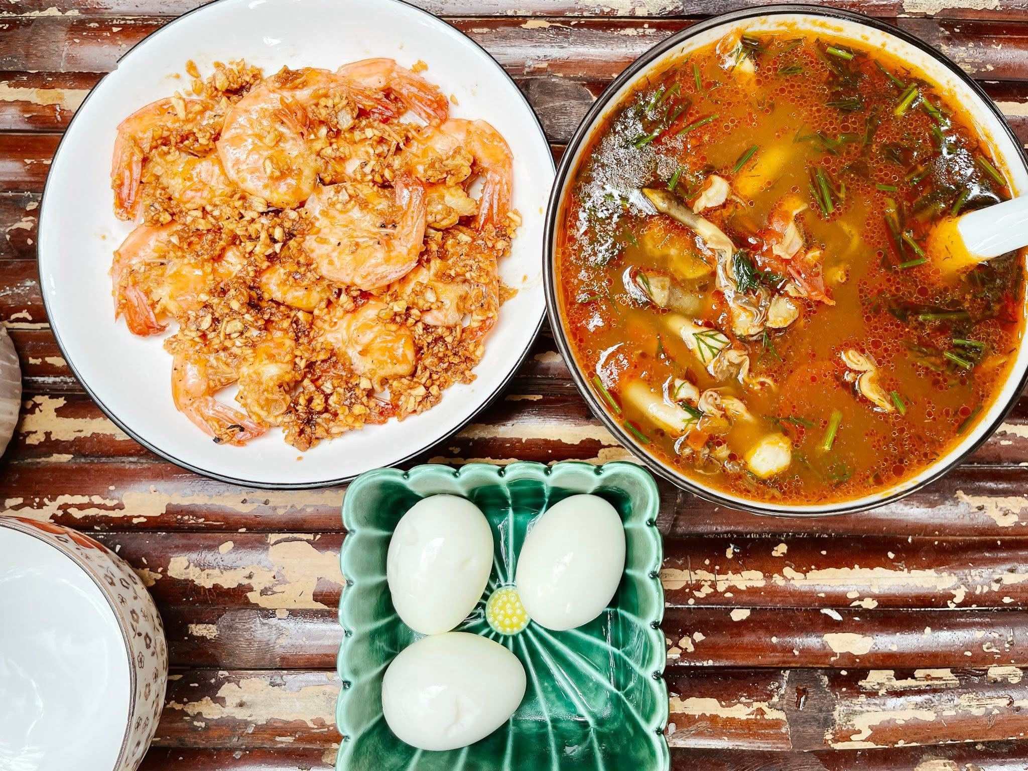 Canh chua ốc móng tay - Trứng luộc - Tôm rim tỏi