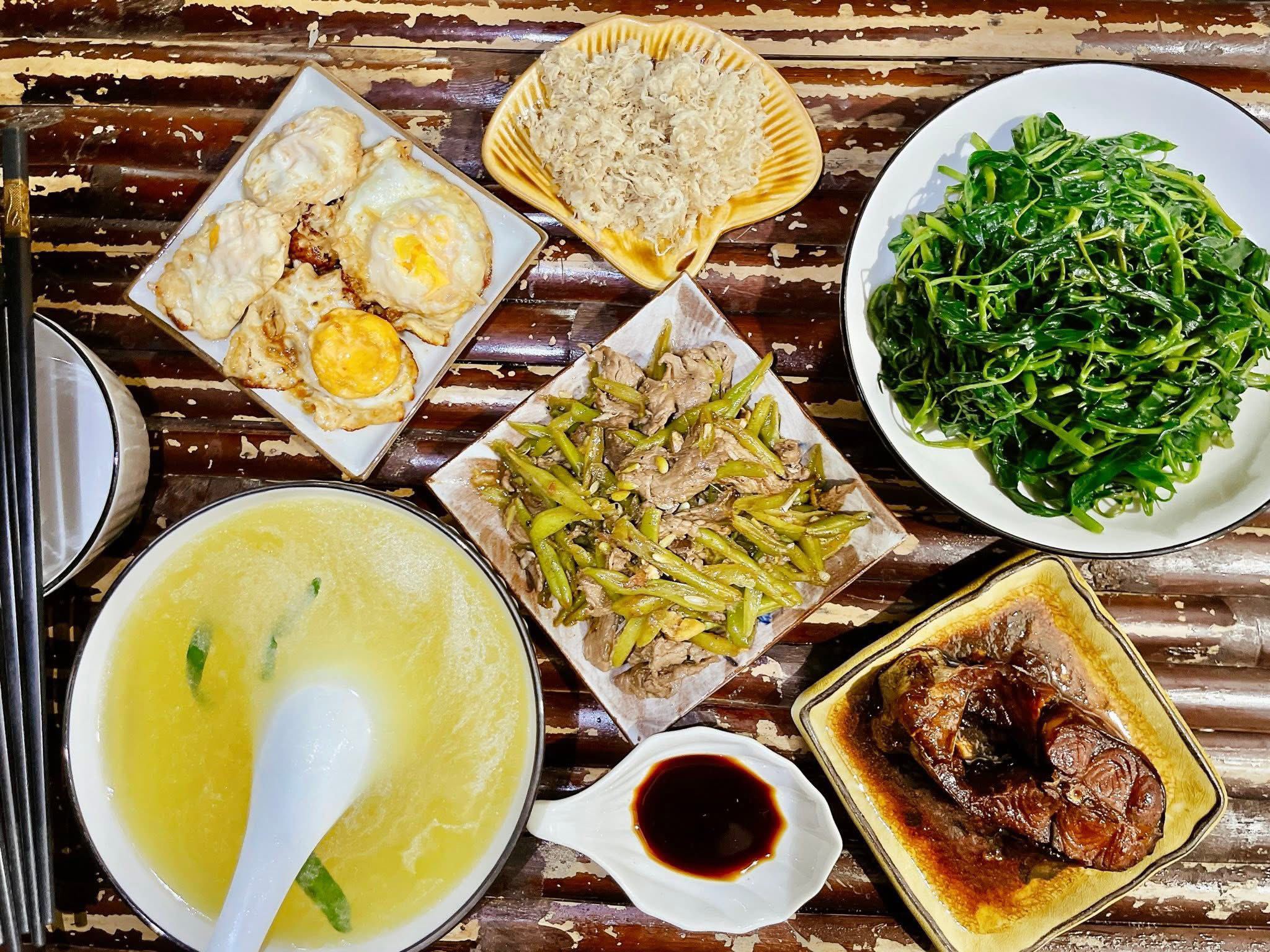 Trứng ốp - Thịt bò xào đậu - Cá kho - Rau muống luộc&nbsp;- Ruốc bông