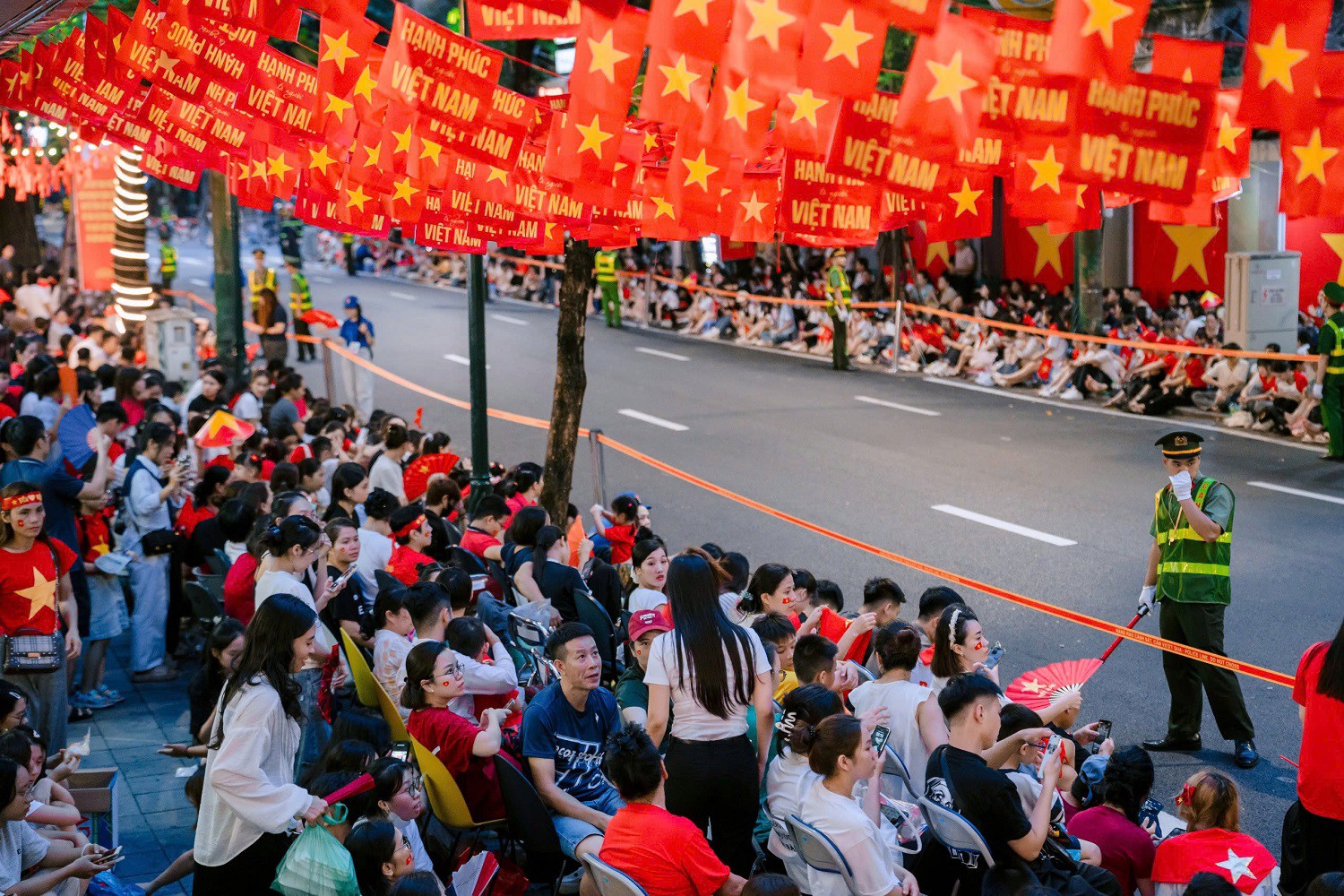 Người dân đổ về photobooth SHB, khoảnh khắc mừng Quốc khánh thêm rộn ràng - 1